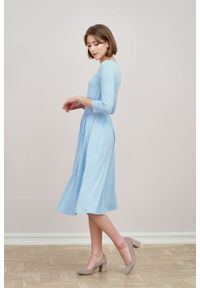 Marie Zélie - Sukienka Emelina błękitna. Kolor: niebieski. Materiał: wiskoza, dzianina, materiał, elastan, tkanina, guma. Styl: klasyczny. Długość: midi #3