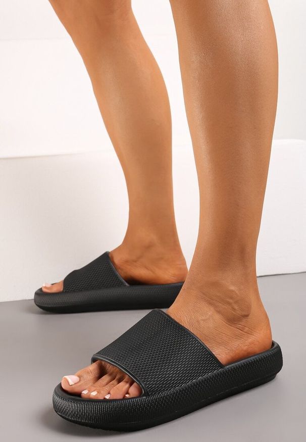 Born2be - Czarne Klapki z Pianki o Minimalistycznym Designie Kaseis. Okazja: na plażę, na co dzień. Kolor: czarny. Styl: sportowy, casual