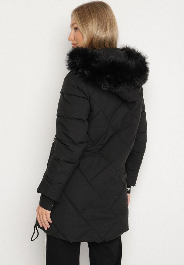 Born2be - Czarna Pikowana Kurtka z Kapturem z Futrem i Ściągaczami przy Rękawach Dacce. Okazja: na co dzień. Typ kołnierza: kaptur. Kolor: czarny. Materiał: futro. Styl: casual