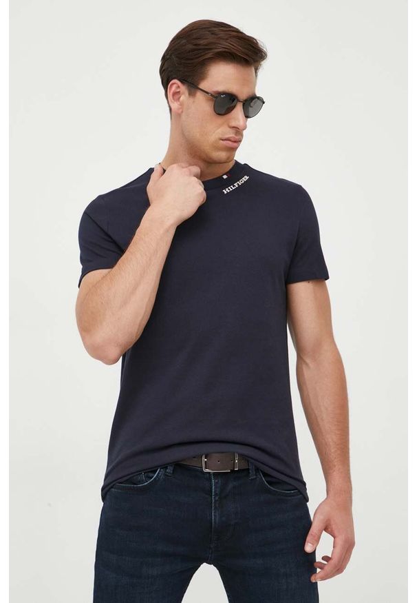 TOMMY HILFIGER - Tommy Hilfiger t-shirt bawełniany kolor granatowy z aplikacją. Kolor: niebieski. Materiał: bawełna. Długość rękawa: krótki rękaw. Długość: krótkie. Wzór: aplikacja. Styl: klasyczny