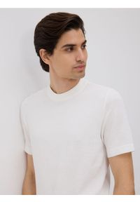 Reserved - Sweter z krótkim rękawem - złamana biel. Materiał: dzianina, bawełna. Długość rękawa: krótki rękaw. Długość: krótkie #1