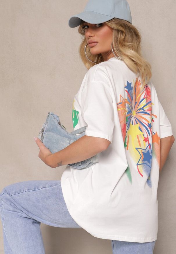 Renee - Biały T-shirt o Kroju Oversize z Nadrukowanym Napisem Ilorella. Okazja: na co dzień. Kolor: biały. Materiał: jeans. Wzór: napisy. Styl: casual, elegancki