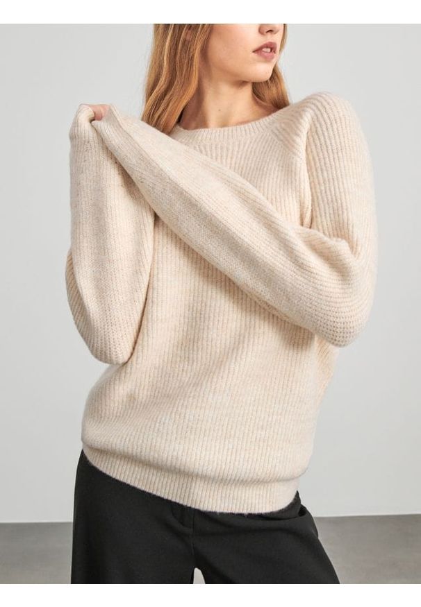 Sinsay - Sweter z miękkiej dzianiny - beżowy. Kolor: beżowy. Materiał: dzianina