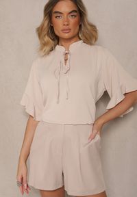 Renee - Beżowa Bluzka z Falbanami i Wiązaniem Fadeassa. Okazja: na co dzień. Kolor: beżowy. Sezon: lato, wiosna. Styl: casual