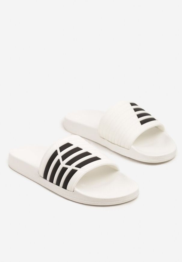 Born2be - Białe Piankowe Klapki w Sportowym Stylu w Paski Isallin. Okazja: na spacer. Nosek buta: otwarty. Kolor: biały. Wzór: paski. Sezon: lato. Styl: sportowy