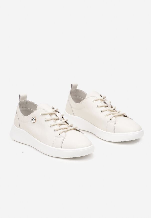 Renee - Beżowe Skórzane Sneakersy Zdobione Minimalistyczną Aplikacją Velotina. Okazja: na co dzień. Zapięcie: sznurówki. Kolor: beżowy. Materiał: skóra. Wzór: aplikacja. Obcas: na płaskiej podeszwie