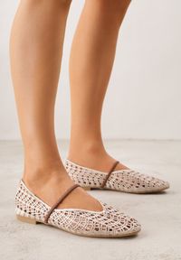 Renee - Jasnobeżowe Balerinki Mary Jane z Ażurową Cholewką Imitującą Plecionkę Timina. Zapięcie: bez zapięcia. Kolor: beżowy. Szerokość cholewki: normalna. Wzór: ażurowy. Sezon: wiosna. Styl: boho #3