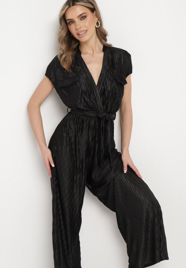 Born2be - Czarny Kombinezon z Kopertowym Dekoltem i Gumką w Pasie z Szerokimi Nogawkami i Paskiem Gliceri. Okazja: na co dzień. Kolor: czarny. Długość: długie. Styl: elegancki, casual