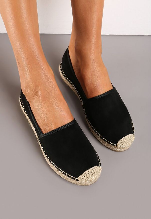 Born2be - Czarne Espadryle Kleorelia. Nosek buta: okrągły. Zapięcie: bez zapięcia. Kolor: czarny. Wzór: aplikacja. Obcas: na płaskiej podeszwie. Styl: wakacyjny