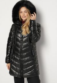 Born2be - Czarna Pikowana Kurtka z Kapturem z Futerkiem Zorria. Typ kołnierza: kaptur. Kolekcja: plus size. Kolor: czarny. Materiał: futro. Wzór: aplikacja #1