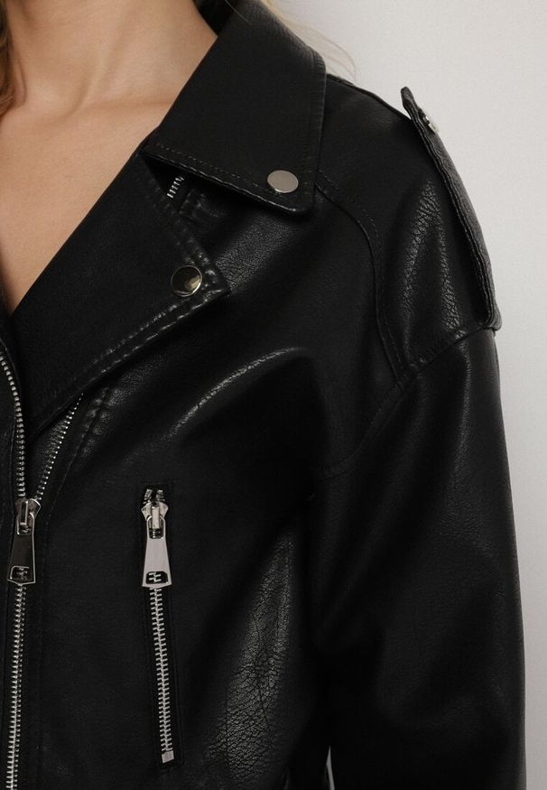 Born2be - Czarna Kurtka Ramoneska z Klamrami Sesariah. Okazja: na co dzień. Kolor: czarny. Materiał: jeans. Długość rękawa: krótki rękaw. Długość: krótkie. Sezon: wiosna. Styl: elegancki, casual, rockowy