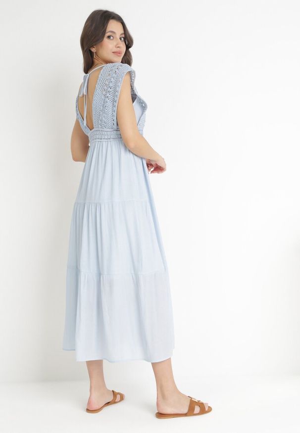 Born2be - Niebieska Rozkloszowana Sukienka Maxi z Szydełkową Górą i Falbanką Wakima. Kolor: niebieski. Materiał: tkanina. Długość rękawa: bez rękawów. Sezon: wiosna, lato. Długość: maxi