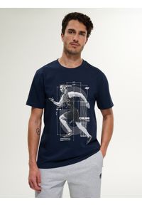 4f - 4F T-shirt regular z nadrukiem męski - niebieski L. Okazja: na co dzień. Kolor: niebieski. Materiał: jeans, dresówka, bawełna, dzianina. Wzór: nadruk. Styl: casual, klasyczny #1