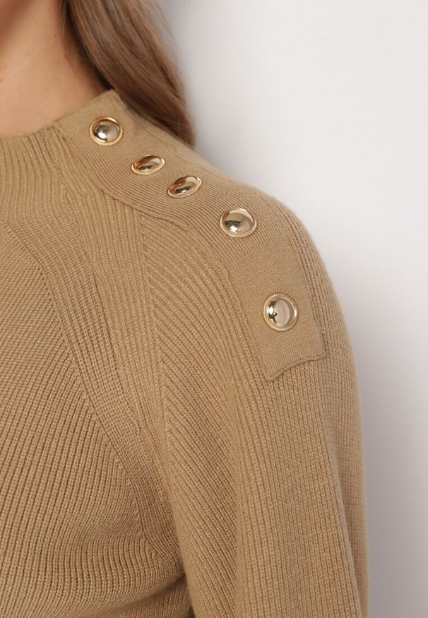 Born2be - Beżowy Sweter Dzianinowy z Długim Rękawem i Guzikami Omes. Kolor: beżowy. Materiał: dzianina. Długość rękawa: długi rękaw. Długość: długie