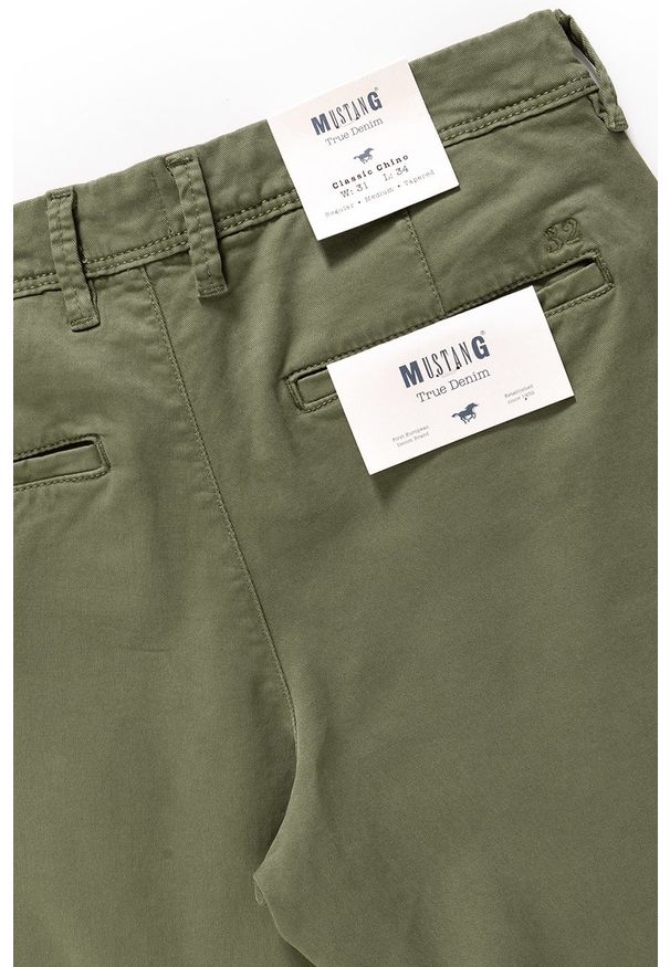 Mustang - MUSTANG SPODNIE MĘSKIE Classic Chino 1006674 6287. Materiał: materiał. Wzór: moro. Styl: militarny