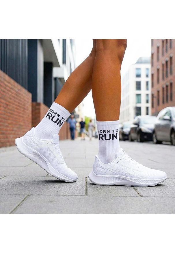 Milena - Białe skarpetki damskie born to run 1230. Kolor: biały. Materiał: elastan, bawełna, poliamid, materiał