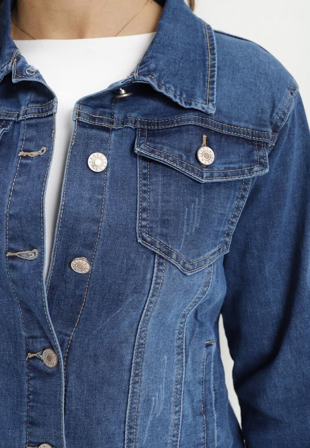 Born2be - Granatowa Jeansowa Kurtka z Przetarciami i Kieszeniami z Klapami Hazelle. Okazja: na co dzień. Kolor: niebieski. Materiał: jeans. Długość rękawa: długi rękaw. Długość: długie. Styl: klasyczny, casual, elegancki