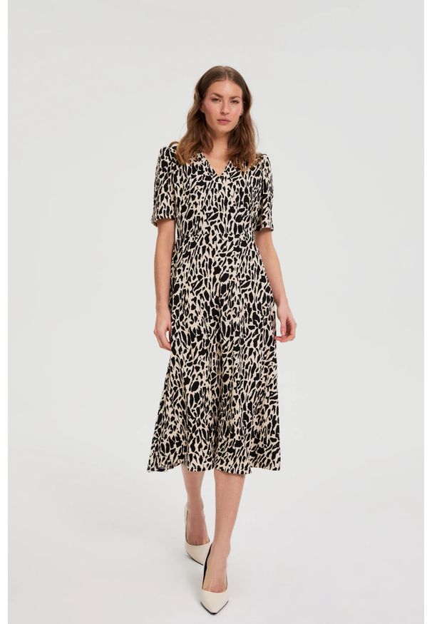 MOODO - Wzorzysta sukienka midi beżowa. Kolor: beżowy. Materiał: poliester, elastan. Długość: midi