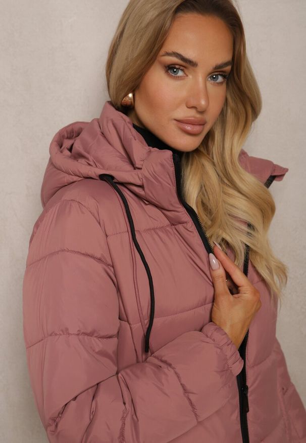 Renee - Różowa Zimowa Kurtka z Pikowanymi Przeszyciami i Kapturem z Możliwością Odpięcia Sanrinna. Okazja: na co dzień. Kolor: różowy. Materiał: jeans, polar. Długość rękawa: długi rękaw. Długość: długie. Sezon: zima. Styl: casual, elegancki