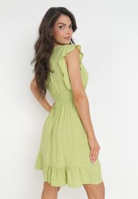 Born2be - Zielona Rozkloszowana Wiskozowa Sukienka Mini z Ozdobnymi Falbankami Onera. Typ kołnierza: kołnierz z falbankami. Kolor: zielony. Materiał: wiskoza. Wzór: aplikacja. Typ sukienki: kopertowe. Długość: mini #4
