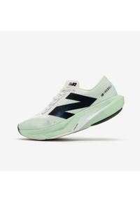 Buty do biegania damskie New Balance Fuelcell Rebel V4. Materiał: kauczuk, włókno, materiał. Szerokość cholewki: normalna