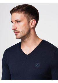 Ombre Clothing - Męski elegancki sweter BASIC V-neck z wiskozą – granatowy V2 - Rozmiar: M. Okazja: na co dzień, do pracy. Typ kołnierza: dekolt w serek. Kolor: niebieski. Materiał: wiskoza. Wzór: haft. Styl: elegancki