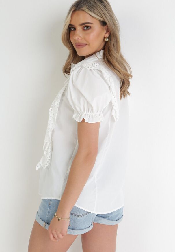 Born2be - Biała Koszula z Haftowanymi Falbankami Bruchy. Typ kołnierza: kołnierz z falbankami. Kolor: biały. Długość rękawa: krótki rękaw. Długość: krótkie. Wzór: haft. Sezon: wiosna, lato