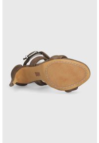 DKNY - Dkny sandały zamszowe CANDRA kolor brązowy K4251452. Zapięcie: klamry. Kolor: brązowy. Materiał: zamsz. Wzór: gładki. Obcas: na obcasie. Wysokość obcasa: średni #2