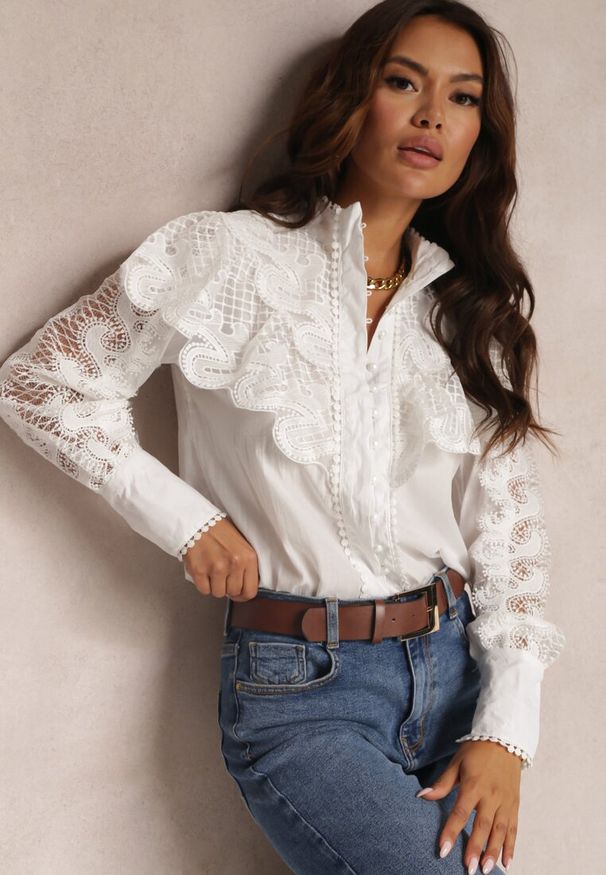 Renee - Biała Koszula z Falbanką i Koronką Nido. Typ kołnierza: kołnierzyk stójkowy. Kolor: biały. Materiał: koronka. Wzór: koronka