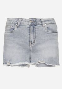 Born2be - Jasnoniebieskie Szorty Jeansowe z Ozdobnymi Przetarciami Tenafela. Okazja: na co dzień. Kolor: niebieski. Materiał: jeans. Długość: krótkie. Styl: casual, elegancki #3