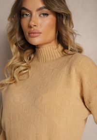 Renee - Beżowy Golf Sweter z Tłoczeniem i Ściągaczami Melovira. Okazja: na spotkanie biznesowe, na co dzień. Typ kołnierza: golf. Kolor: brązowy. Materiał: jeans. Wzór: aplikacja. Styl: klasyczny, biznesowy, casual, elegancki