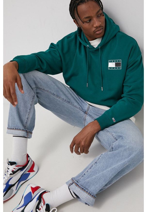 Tommy Jeans Bluza DM0DM12559.PPYY męska kolor zielony z kapturem z aplikacją. Typ kołnierza: kaptur. Kolor: zielony. Wzór: aplikacja