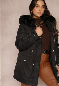 Renee - Czarna Kurtka Parka Nylonowa Mivo. Okazja: na co dzień. Kolekcja: plus size. Kolor: czarny. Materiał: nylon. Sezon: zima. Styl: wizytowy, klasyczny, elegancki, casual