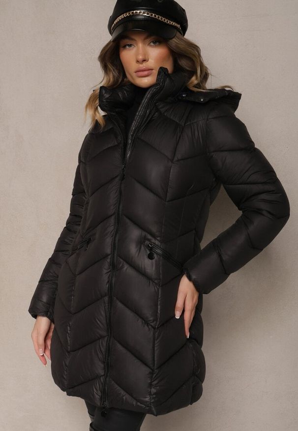 Renee - Czarna Taliowana Kurtka Pikowana z Kapturem Ocieplana Futrem Emillora. Okazja: na co dzień. Typ kołnierza: kaptur. Kolor: czarny. Materiał: futro. Długość: długie. Styl: casual, elegancki