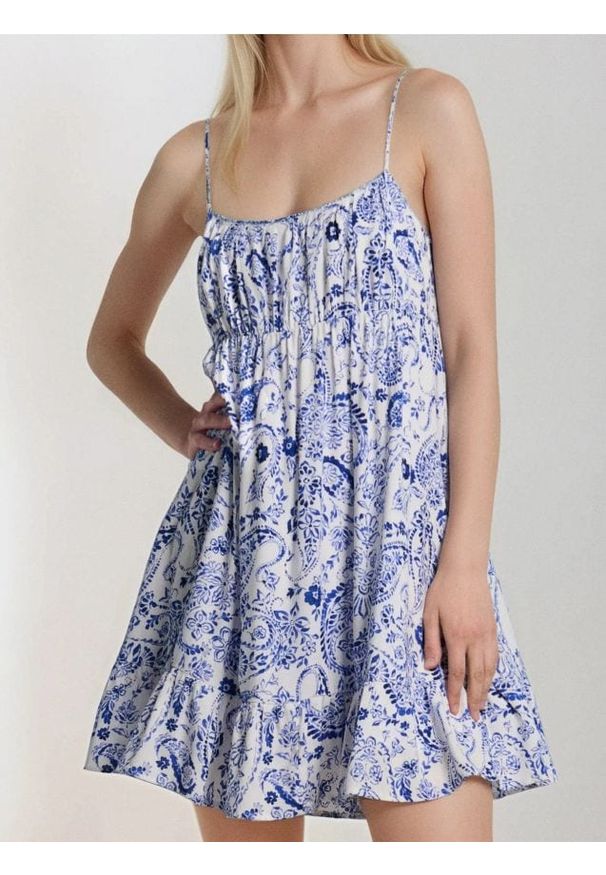 Sinsay - Wiskozowa sukienka mini na ramiączkach w stylu boho - wielobarwny. Materiał: wiskoza. Długość rękawa: na ramiączkach. Styl: boho. Długość: mini