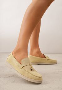 Renee - Żółte Mokasyny VICES Casualowe ze Skórzaną Wkładką i Metalowymi Ozdobami Dinsmore. Okazja: na co dzień. Nosek buta: okrągły. Kolor: żółty. Materiał: skóra. Wzór: aplikacja. Obcas: na obcasie. Styl: casual. Wysokość obcasa: niski #1