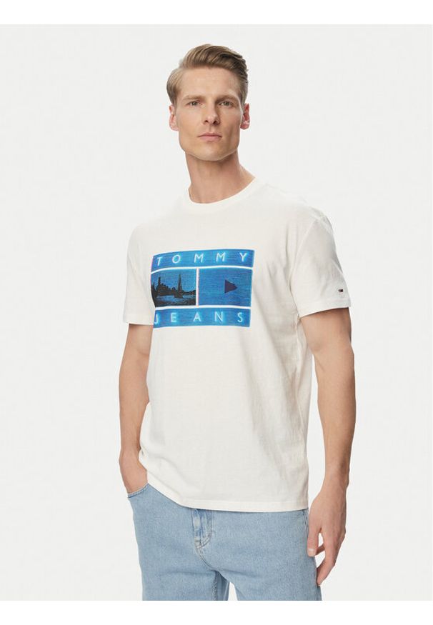 Tommy Jeans T-Shirt Photo Flag DM0DM23191 Biały Regular Fit. Kolor: biały. Materiał: bawełna