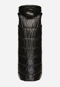 Born2be - Czarna Długa Kamizelka z Kapturem Ozdobiona Imitacją Kieszeni Mavaria. Typ kołnierza: kaptur. Kolor: czarny. Materiał: jeans. Długość: długie. Wzór: aplikacja. Sezon: wiosna, jesień. Styl: klasyczny, elegancki, sportowy #6