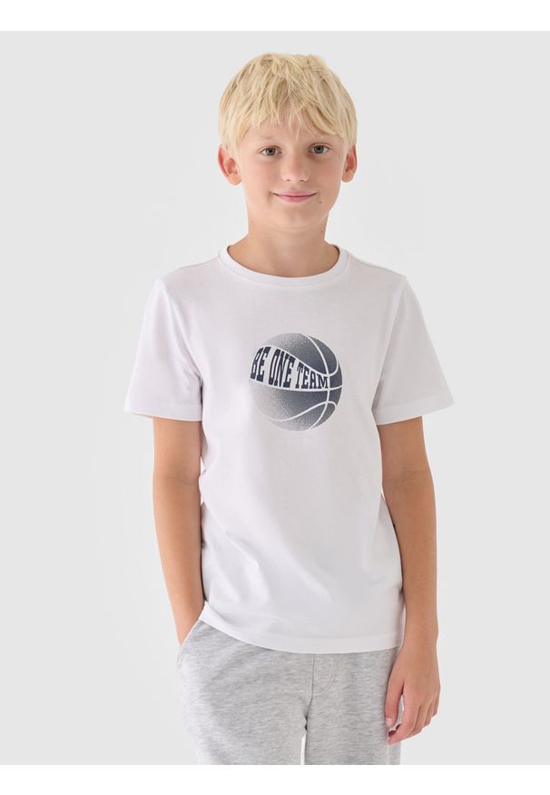 4f - 4F T-shirt z nadrukiem chłopięcy - biały 128 (7-8 lat). Okazja: na co dzień. Kolor: biały. Materiał: dzianina, jersey, bawełna. Długość rękawa: krótki rękaw. Długość: krótkie. Wzór: nadruk. Sezon: lato. Styl: casual, klasyczny, sportowy