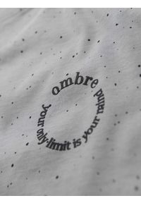 Ombre Clothing - T-shirt męski bawełniany z nadrukiem i okrągłym dekoltem – jasnoszary V8 - Rozmiar: XXL. Okazja: na co dzień. Kolor: szary. Materiał: bawełna. Długość rękawa: krótki rękaw. Długość: krótkie. Wzór: nadruk. Sezon: wiosna, lato. Styl: casual, elegancki #5