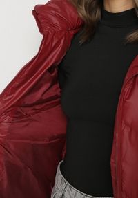 Born2be - Bordowa Pikowana Kurtka z Kapturem Ozdobiona Sznurkami Olittia. Okazja: na co dzień. Typ kołnierza: kaptur. Kolor: czerwony. Materiał: jeans. Wzór: aplikacja. Styl: casual #5