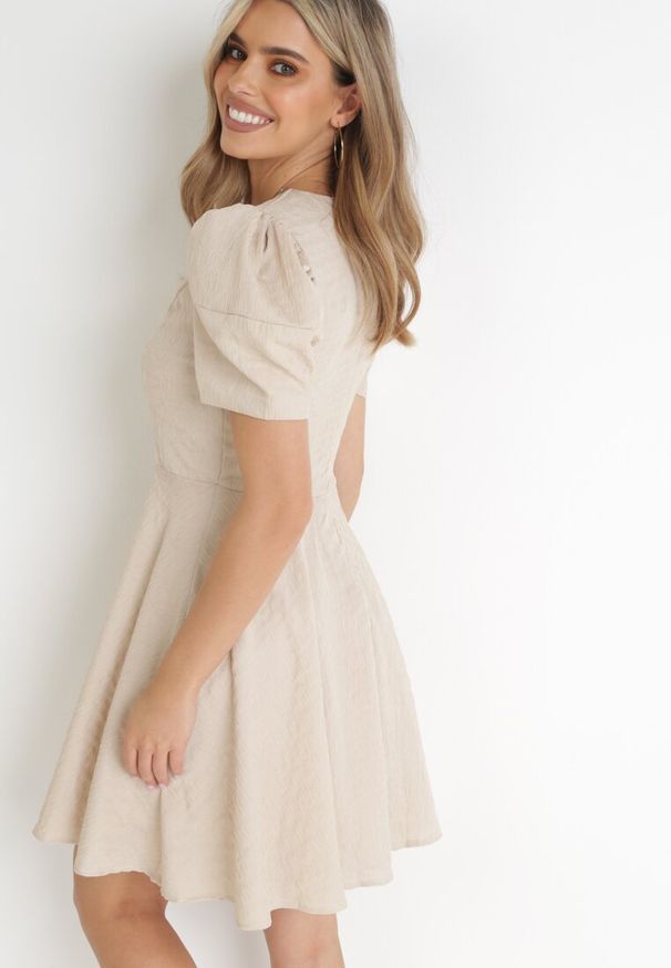 Born2be - Beżowa Sukienka z Krótkim Bufiastym Rękawem Akazane. Kolor: beżowy