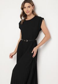 Born2be - Czarna Plisowana Sukienka Mavence. Okazja: na co dzień. Kolor: czarny. Wzór: nadruk. Styl: klasyczny, casual
