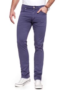 Wrangler - WRANGLER SPODNIE MĘSKIE GREENSBORO DUSK PURPLE W15QRU25K. Materiał: jeans