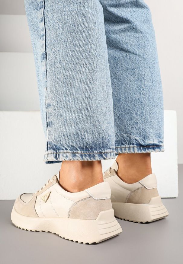 Born2be - Beżowe Sneakersy Skórzane z Trójkątną Aplikacją Plinntia. Okazja: na co dzień. Kolor: beżowy. Materiał: skóra. Wzór: aplikacja