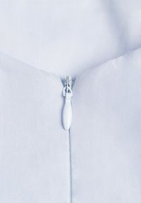 Renee - Jasnoniebieska Rozkloszowana Sukienka Koktajlowa z Bawełny z Dekoltem Łódką i Kieszeniami Fanilra. Okazja: na studniówkę, na ślub cywilny, na wesele. Typ kołnierza: dekolt w łódkę. Kolor: niebieski. Materiał: bawełna. Styl: wizytowy #7