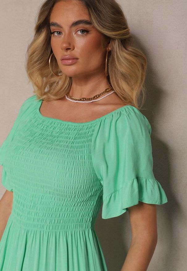 Renee - Jasnozielona Rozkloszowana Sukienka Hiszpanka z Bawełny z Elastyczną Górą Maissa. Okazja: na co dzień. Typ kołnierza: dekolt hiszpanka. Kolor: zielony. Materiał: bawełna. Długość rękawa: krótki rękaw. Styl: elegancki, casual