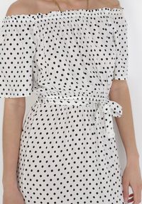 Born2be - Biała Sukienka Paphophi. Kolor: biały. Materiał: wiskoza, tkanina, materiał. Długość rękawa: krótki rękaw. Wzór: kropki. Długość: midi #6