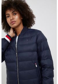 TOMMY HILFIGER - Tommy Hilfiger Kurtka bomber damski kolor granatowy zimowa. Okazja: na co dzień. Kolor: niebieski. Materiał: materiał. Wzór: gładki. Sezon: zima. Styl: casual #3