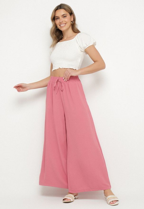 Born2be - Różowe Szerokie Spodnie Typu Palazzo z Wiązaniem Ulialitia. Okazja: na co dzień. Stan: podwyższony. Kolor: różowy. Styl: casual, elegancki